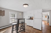 Exeter Apt: Close to PEA, Restaurants & Shops w/ Parking