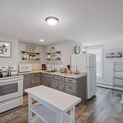 Stylish & Large Top Floor w  Private Front Porch