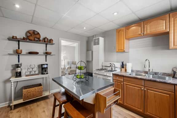 Pet-Friendly 1st Floor Apartment w/ Offstreet Parking - Image 1