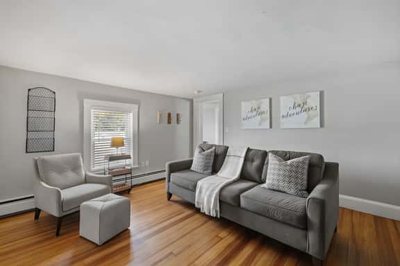 Pet-Friendly Remodeled Exeter 2Bed1Ba Parking & Laundry - Image 1