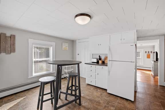 Exeter Apt: Close to PEA, Restaurants & Shops w/ Parking - Image 1