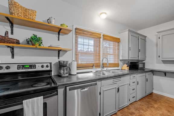 North End - Walk to Park - Pet Friendly 4 Bed 2 Bath w/ Garage - Image 1