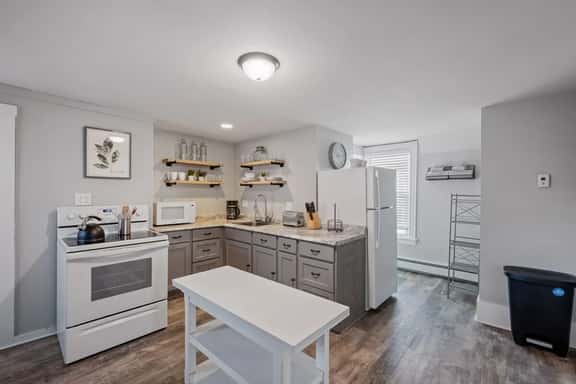 Modern Apt: Private Porch-Offstreet Parking - Image 1