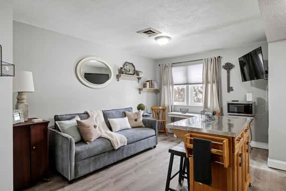 Renovated Condo w/Pool & Garage, North Nashua - Image 1