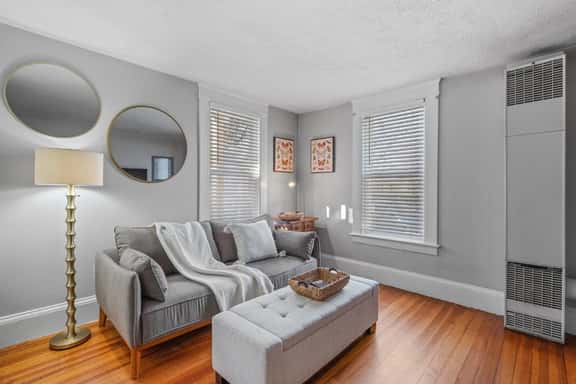East Side Apt, Private Porch & Offstreet Parking - Image 1