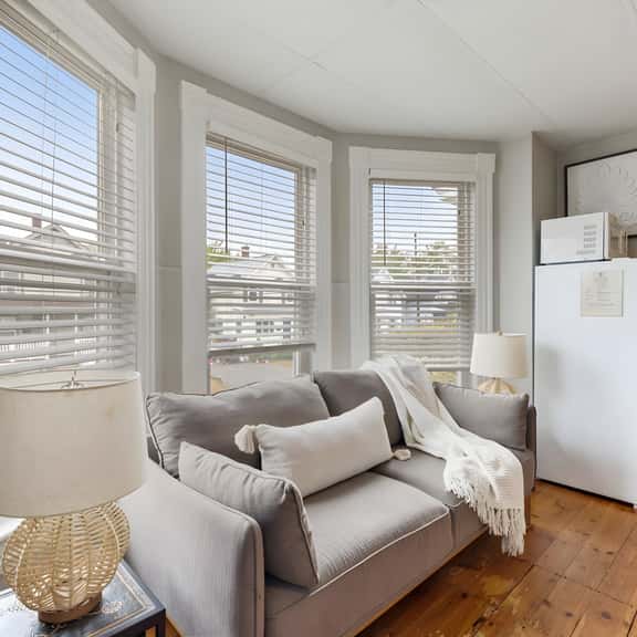Sleek & Bright 1st Flr Studio Short -Midterm Stays - Image 1
