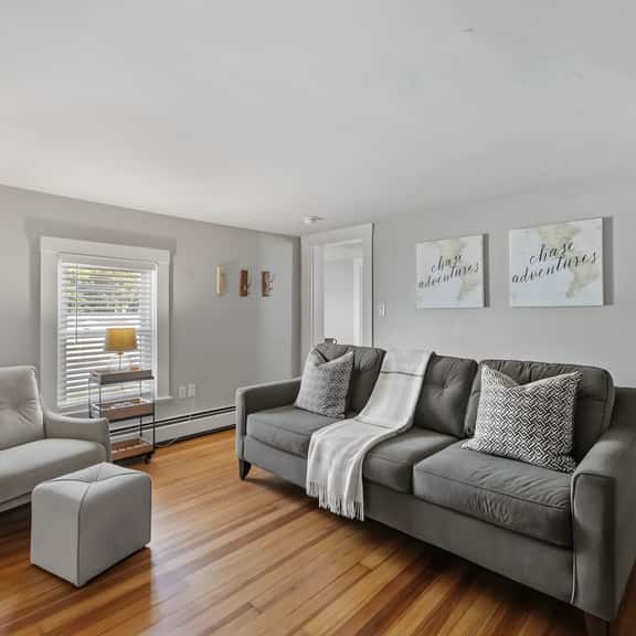 Pet-Friendly Remodeled Exeter 2Bed1Ba Parking & Laundry - Image 1