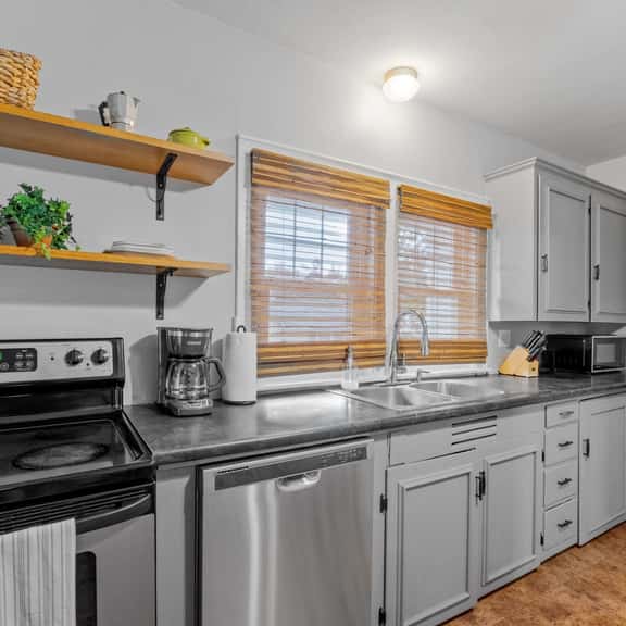 North End - Walk to Park - Pet Friendly 4 Bed 2 Bath w/ Garage - Image 1