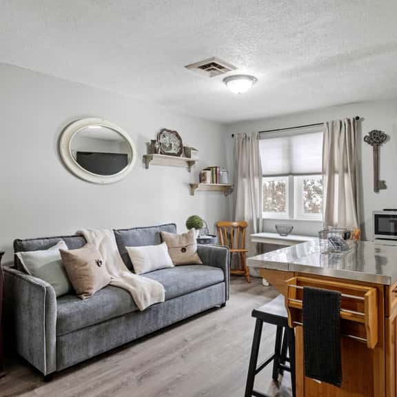 Renovated Condo w/Pool & Garage, North Nashua - Image 1