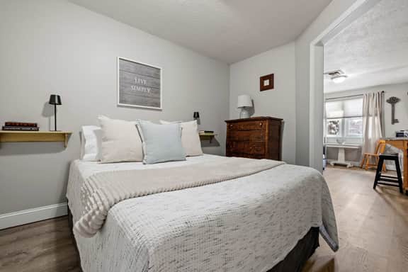 Fully Furnished 1st Floor, 1 Bed, 1 Bath Condo - Close To Shopping & Hwys North&South - Image 2