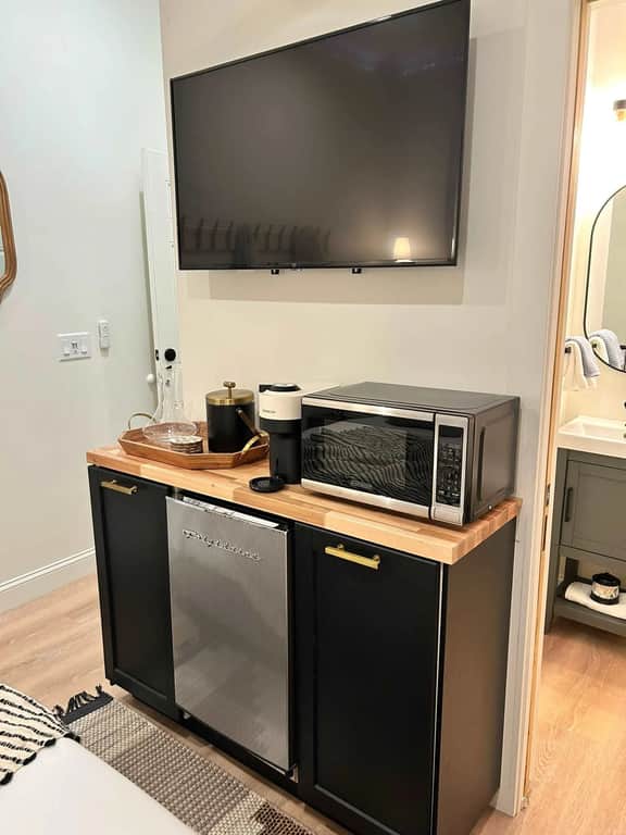 1123 Woodside-STUDIO - Image 4
