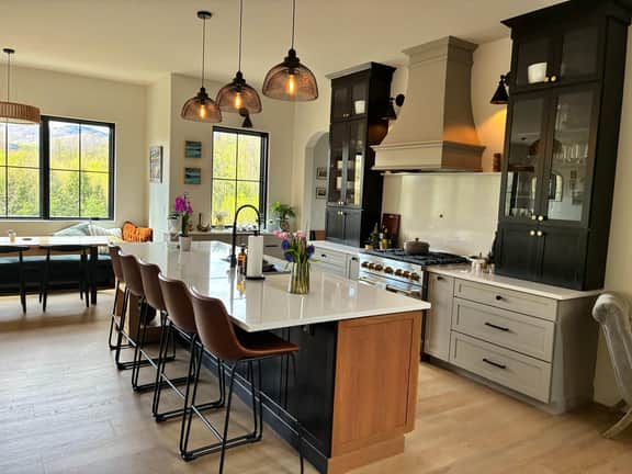 Luxury Home 6 Bed 4.5 Bath - Hot Tub-Gym-Sauna-Minutes to Lake Sunapee