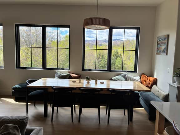 Luxury Home 6 Bed 4.5 Bath - Hot Tub-Gym-Sauna-Minutes to Lake Sunapee