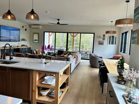 Luxury Home 6 Bed 4.5 Bath - Hot Tub-Gym-Sauna-Minutes to Lake Sunapee