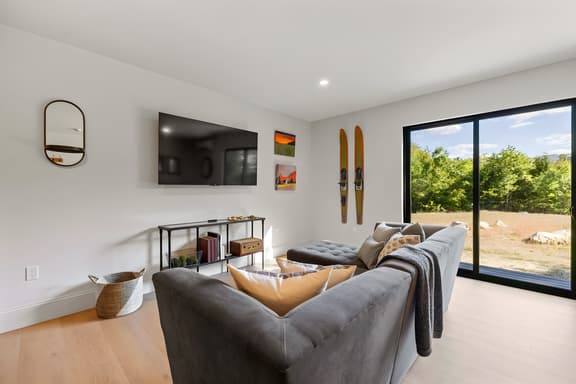Modern Apartment w/ Mountain Views & Private - Image 1