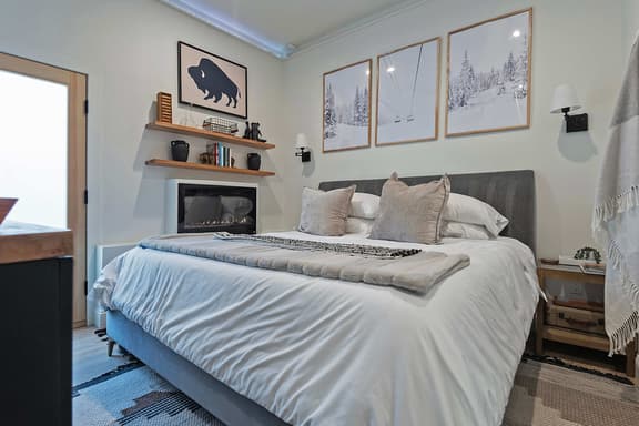 1123 Woodside-STUDIO - Image 1