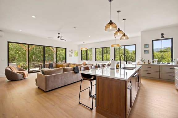 Lake Sunapee Mtn Views La Maison Luxury 4 Bed 3,5 Bath - Image 1