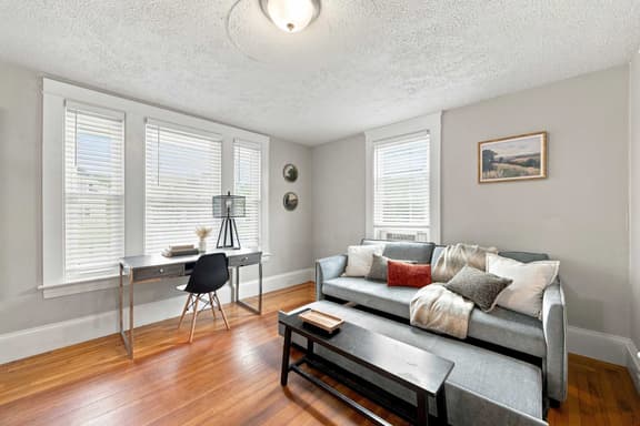 Bright Front Facing Unit - Private Front Farmers Porch - Image 1